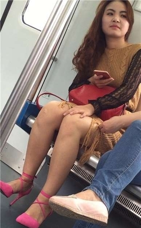 地铁拍摄粉色高跟裸腿性感高颜值美女