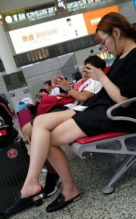 4k-候车室内拍摄白皙嫩腿眼镜妹