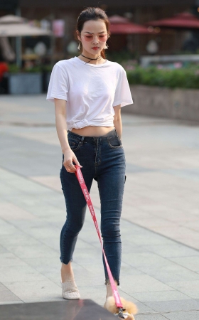美美哒，遛狗 紧牛美女 [16P]