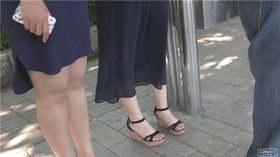 4k-公交站等车的干净玉足美女
