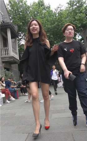 黑衣裸腿小姐姐