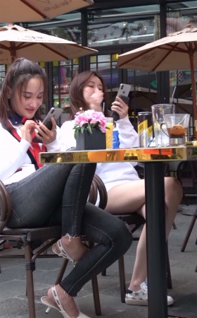 超高颜值牛仔裤高跟鞋美女