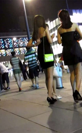 翘臀漏背绿裙白色高跟美女