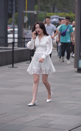白色裙子美女