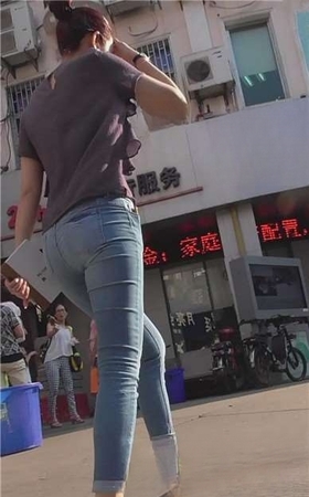 街拍紧身蓝色牛仔裤美女，清爽打扮显干练 [473 MB]
