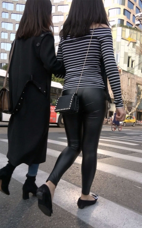 条纹一字肩T恤街拍皮裤美臀美女