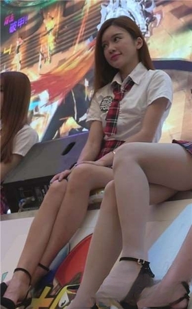 甜美学生制服长腿萝莉小美女。