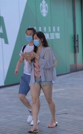 高挑牛仔短裤