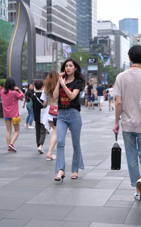 漂亮的紧牛小姐姐