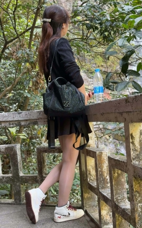 爬山偶遇性感油丝轻熟朲槭 [6P]