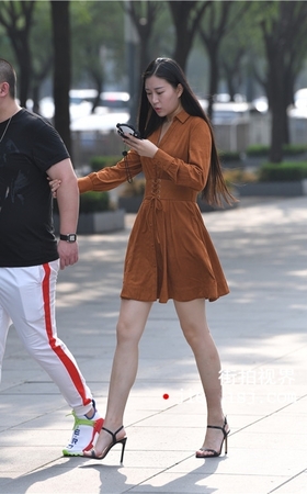 长发棕色连衣裙小姐姐(19P)