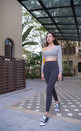 一只麋鹿摄影作品 黑色紧身瑜伽裤美女