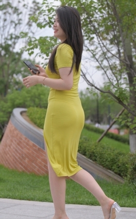 黄色长裙美女