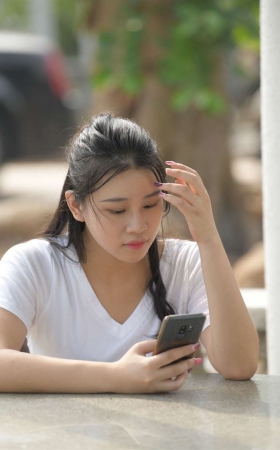 紧身黑皮裤性感美女高清原图