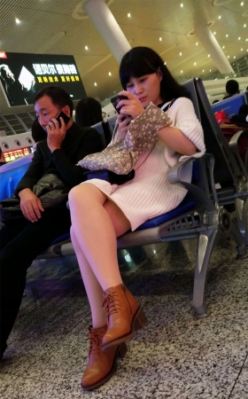 高铁站候车的白色毛衣肉色丝袜美女极品美腿