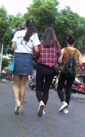 翘臀三姐妹有说有笑走了一路