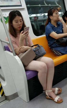 4K – 街拍粉色T恤便利贴女孩 [870 MB/MP4]