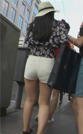 紧身白短热裤圆臀美腿女孩 [856 MB]