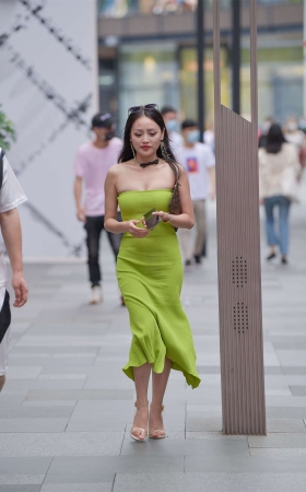 视觉冲击街拍作品 – 抹胸美少妇