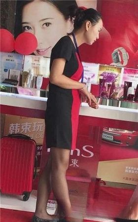 美女化妆品推销员的黑丝美腿诱惑