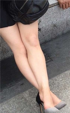 街拍白皙大腿高跟鞋漂亮女孩