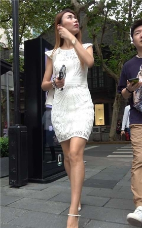 白色连衣裙高挑苗条身材高跟鞋美女