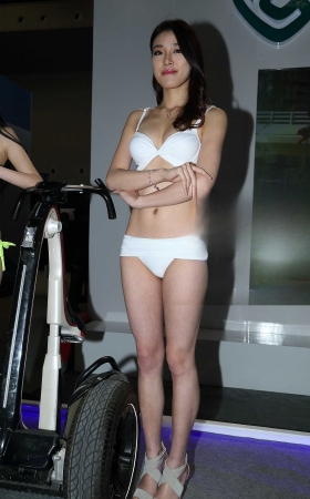 身材高挑的白色比基尼模特 [10P]