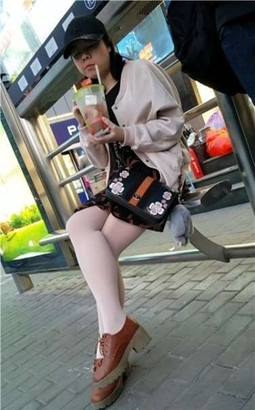 4k超清，公交站拍摄可爱甜美丝袜妹子