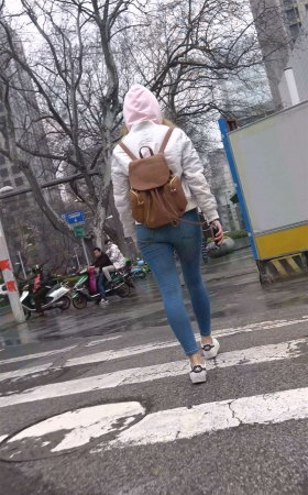 跟拍紧身蓝牛学生妹