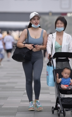 丰腴的紧身裤美女