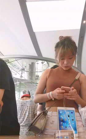 苹果商店白色超短牛仔热裤长腿高挑大胸美女