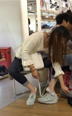 4K – 苗条身材紧身牛仔少F试鞋，一双洁白美足 [1.30 GB/MP4]