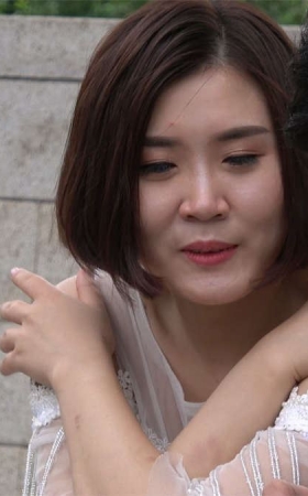 粉色人字图洁白婚纱漂亮新娘
