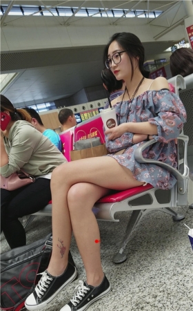 漂亮的花裙小姐姐