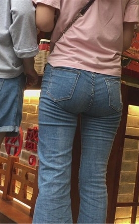 牛仔喇叭裤妹子