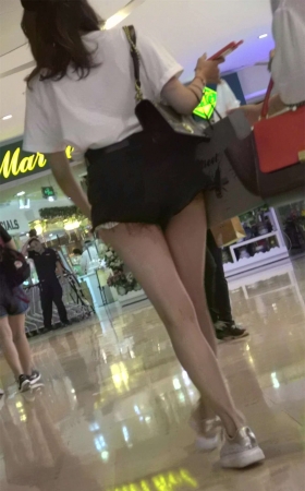 天生丽质气质非凡的热裤鸭舌帽美女