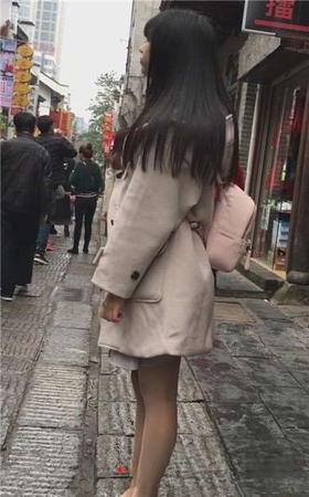 街拍等闺蜜的毛呢长外套肉丝袜青春小妹