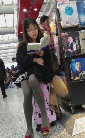 看书的灰丝美熟