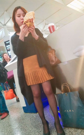 黑丝高跟鞋美女吃东西
