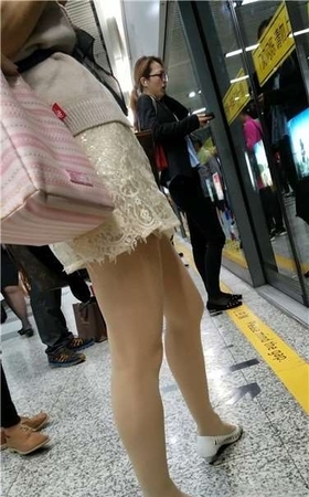 4k超清，等地铁的修长美腿性感高颜值美女姐姐