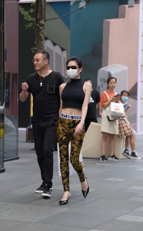 紧身裤美妇