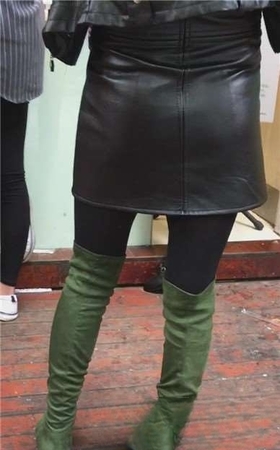 街拍颜值超高的修长美腿皮裙丝袜打底裤少妇