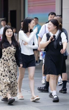 230630-1=43 街拍热裤白皙美腿小仙女