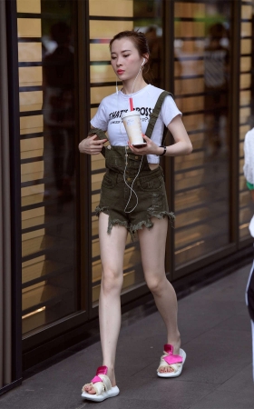 听歌的长腿牛仔热裤美女