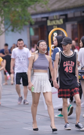 摄神街拍作品 – 性感女友，羡慕啊这样穿