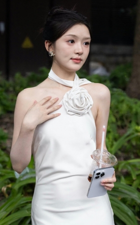 白裙美女允恩 [13P]