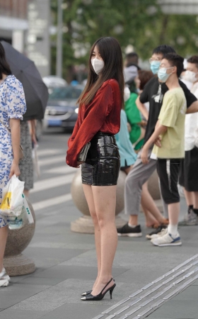 皮裙小美眉 [26P]