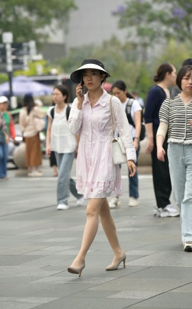 街拍打电话的丝腿高跟美眉 [19P]