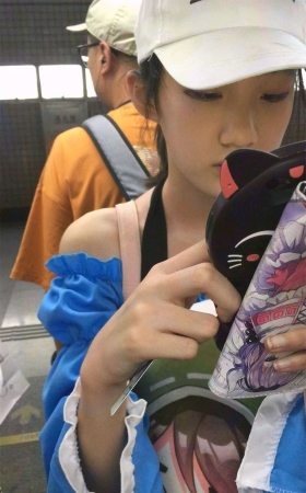 地铁上的牛仔短裙丝袜妞