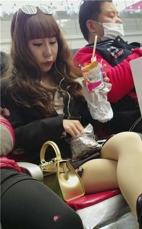 4k-肉色丝袜美腿美女打扮时尚前卫